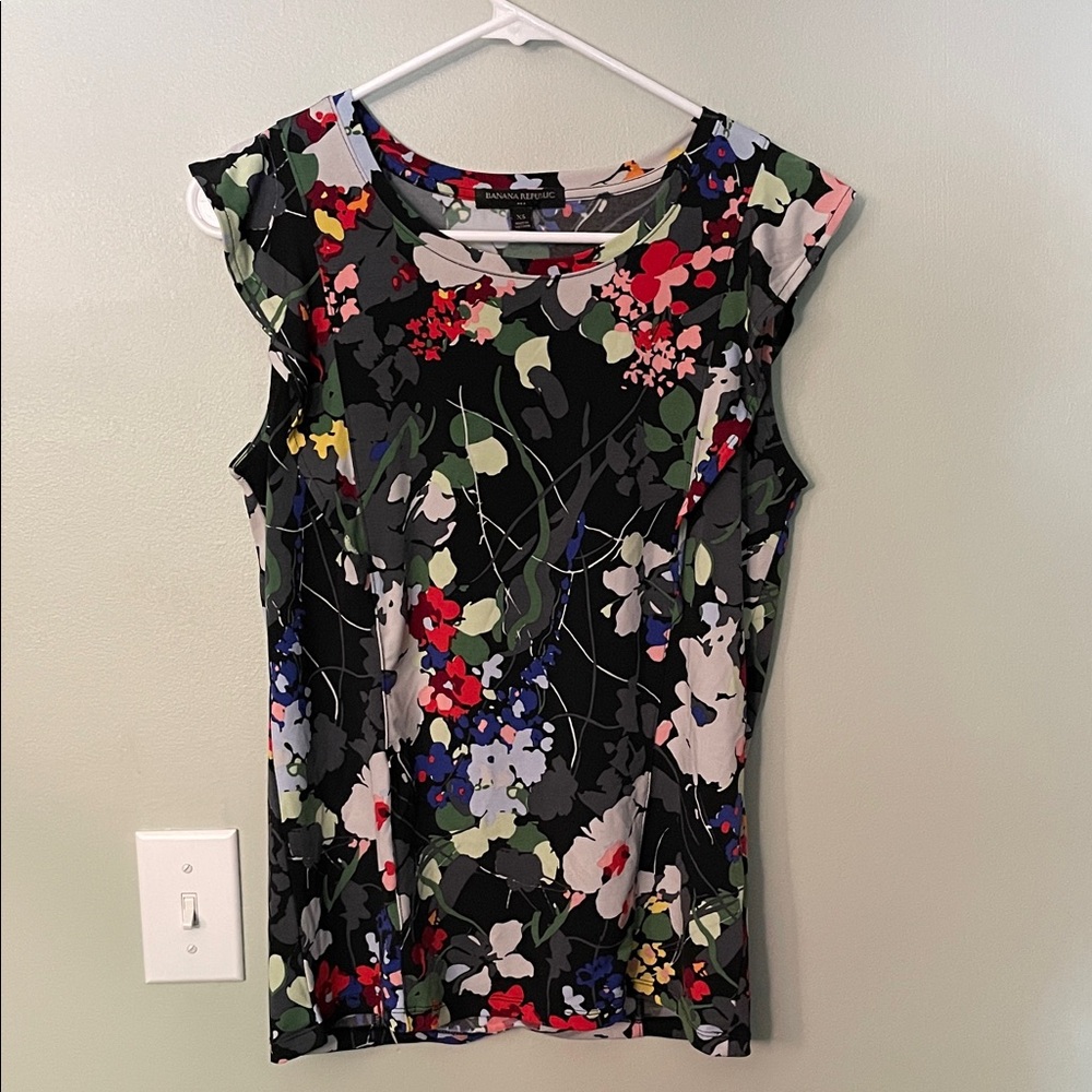 Banana Republic factory  Black Floral Cap-Sleeve Shell